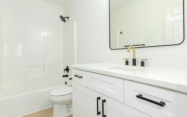 Building Photo - Spacious and Elegant 4 BR 3.5 BA Home in Olathe!