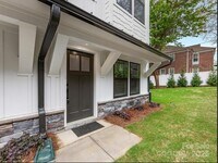 Building Photo - Beautiful and spacious 4-bedroom, 5-bath h...