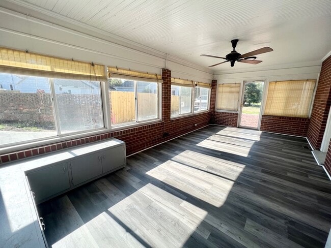 Building Photo - Three to Four bedroom, 2.5 bath Colonial in Graham