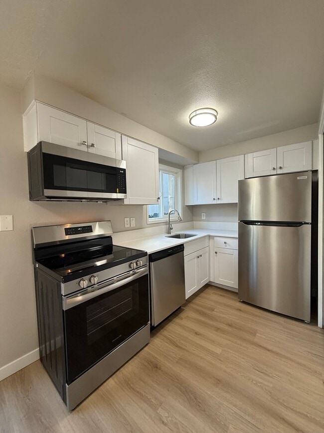 Building Photo - NOW SHOWING - RENOVATED Townhome Style Apartment In Raleigh Hills - See Listing for DETAILS and S...