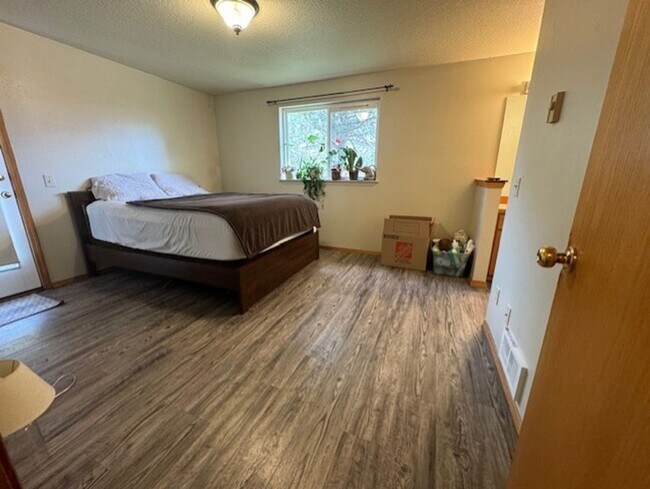 Building Photo - Single level home close to the hospital