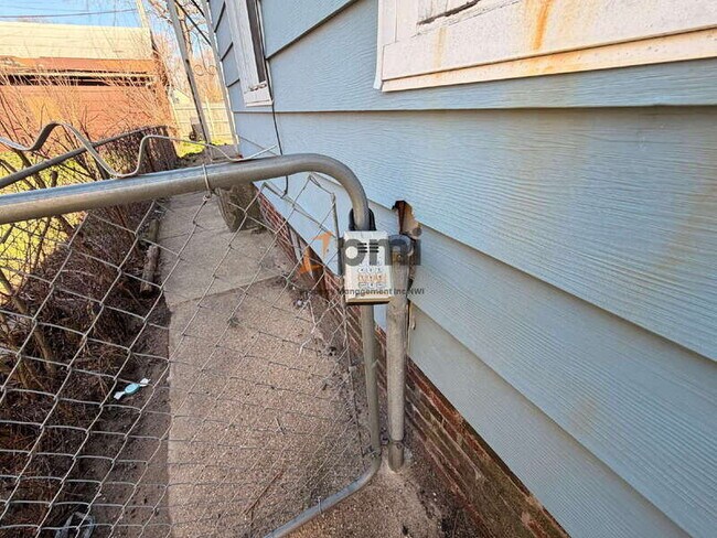 Building Photo - 1110 1/2 Elston Street