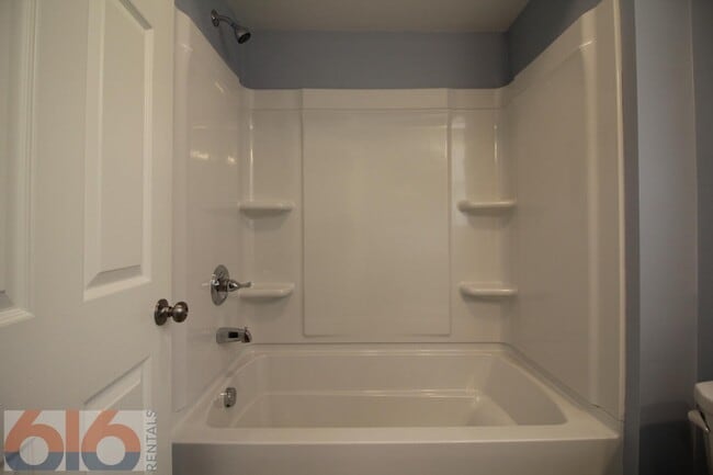 Building Photo - 116 Gold Ave SW