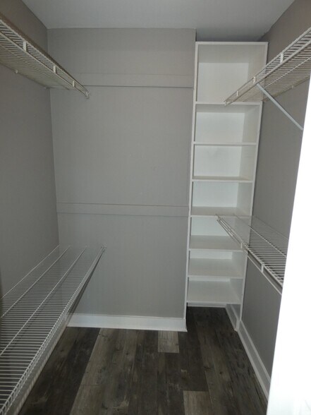 Building Photo - 14212 NE 4th Ave