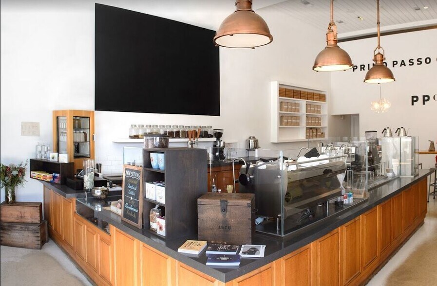 Montana Av and 7th St. (2 blocks away) - 521 Montana Ave