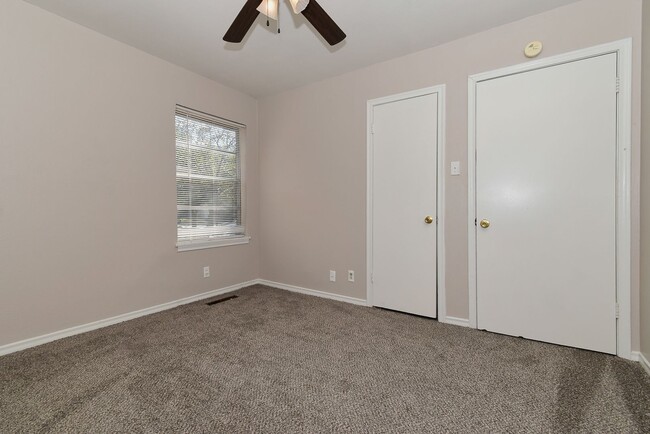 Building Photo - 1304 Skyline Dr