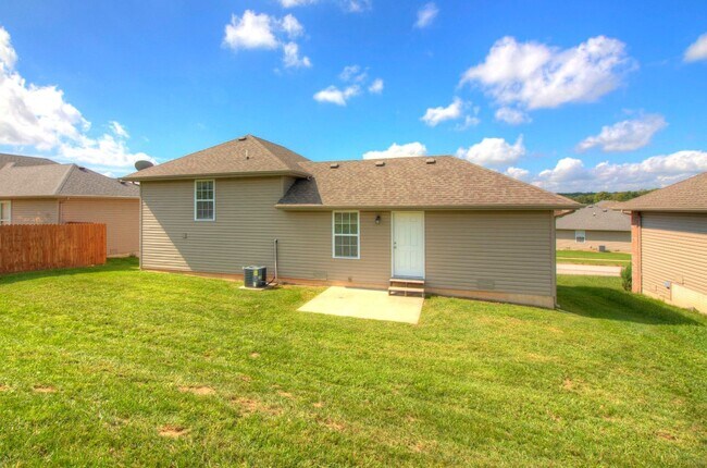 Building Photo - 3 Bedroom in Springfield!