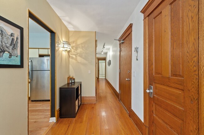 Building Photo - 4011 N Kenmore Ave
