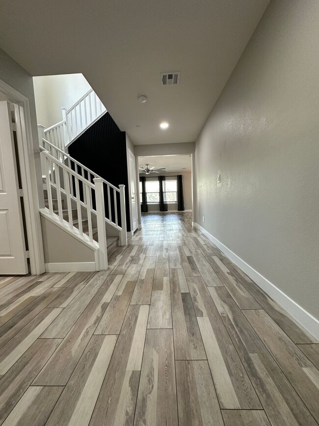 Building Photo - 7758 Meng Ct