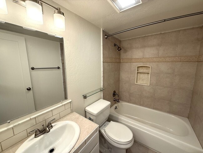 Building Photo - PENDING WITH ACCEPTED APPLICATION - LARGE ...