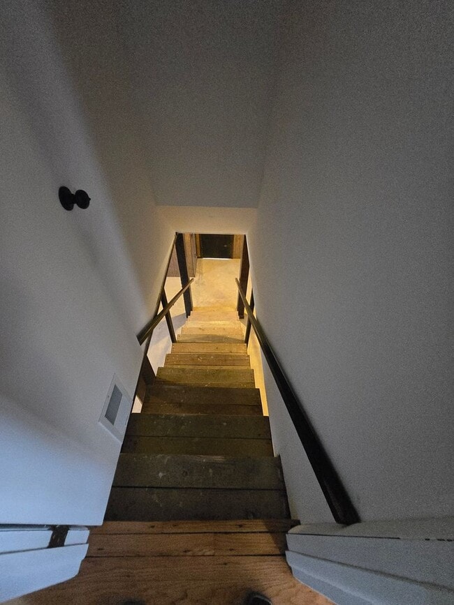 Building Photo - Charming 3-Bedroom, 2-Bathroom Brick Home for Rent