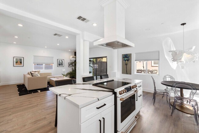 Building Photo - 2113 Harriman Ln