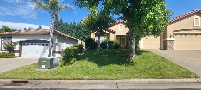 Building Photo - Gated: Single Story Heritage Oaks 3 Bedroom Plus Office/Den 3 Car Garage with lots of built in fo...