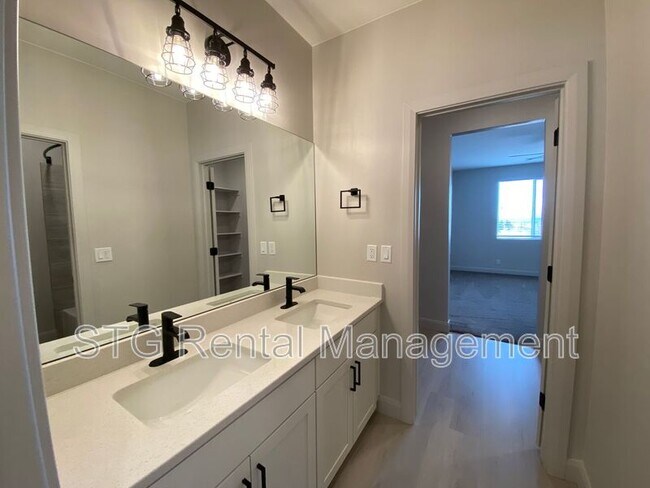 Building Photo - 840 Twin Lakes Dr
