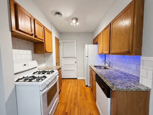 Building Photo - 6535 N Mozart St