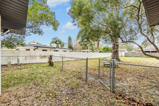 Building Photo - 1813 Chinaberry Dr