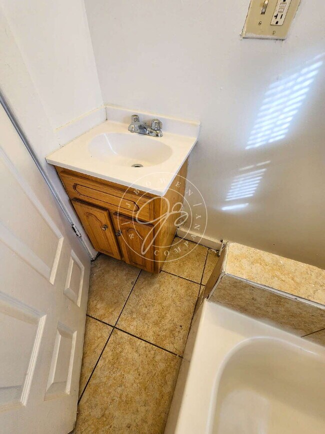 Building Photo - 4 bed 2 bath home with over 1600 Sq Feet!