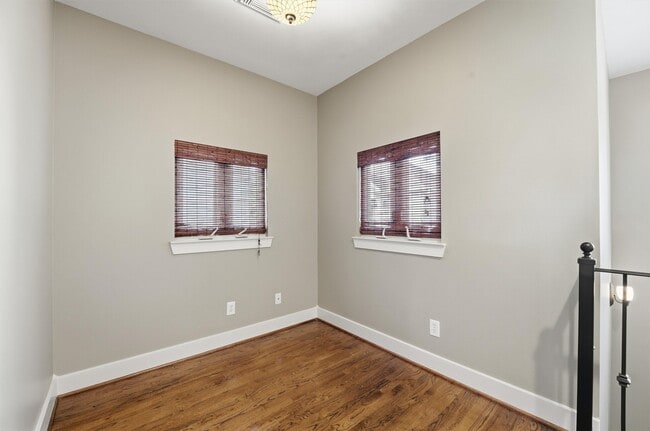 Building Photo - 917 W 23rd St