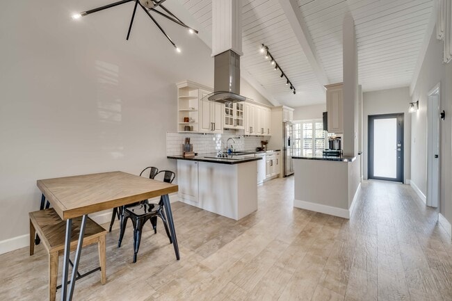 Building Photo - 2250 Buttonwood Ave