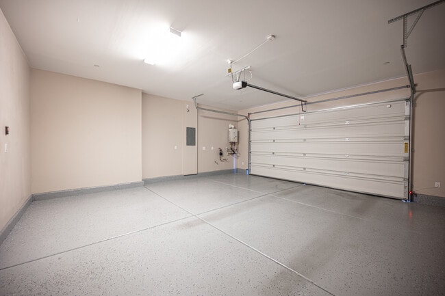 Building Photo - 600 N Carriage Hill Dr