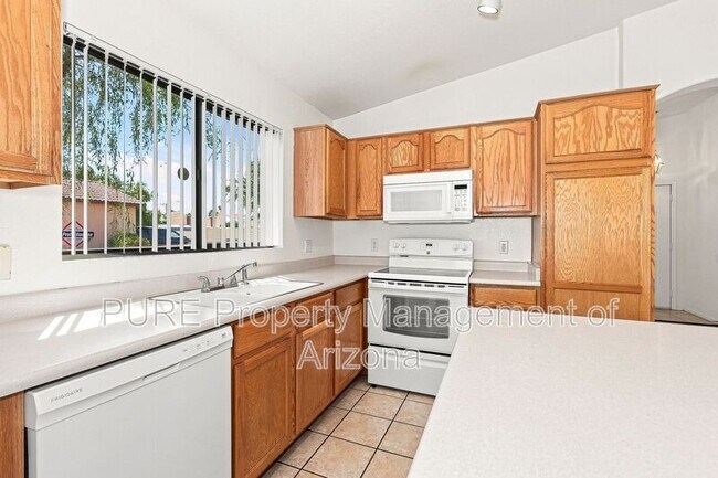 Building Photo - 8952 E Birchwood Cir