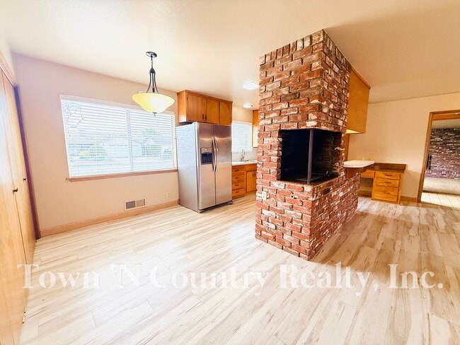 Building Photo - 3 Bedroom South Salinas Home!