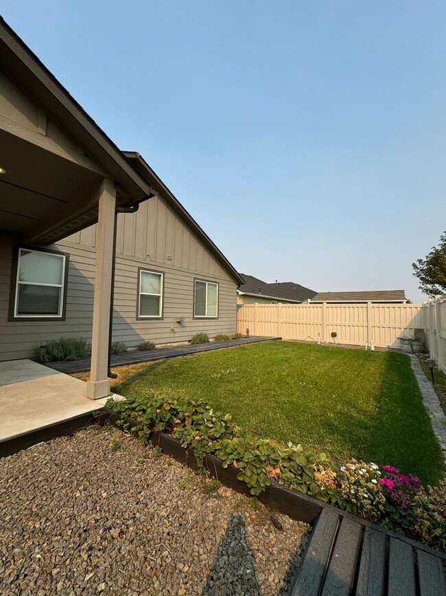 Building Photo - Charming 3-bedroom, 2-bathroom home locate...