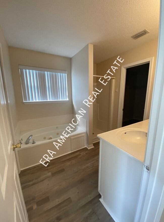 Building Photo - 6909 Leisure St