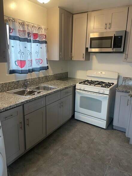 Building Photo - 10411 S Van Ness Ave