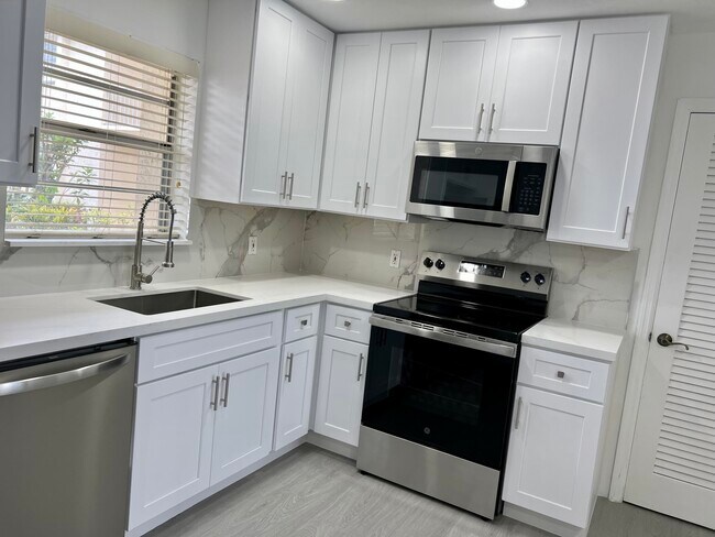 Building Photo - 10821 N Military Trl