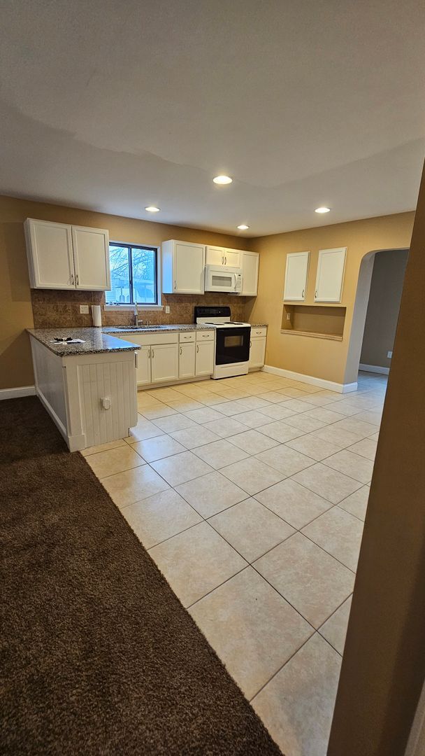 Building Photo - UPDATED BEAUTIFUL 3 BEDROOM/2 BATH