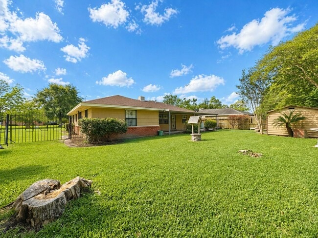 Building Photo - 6859 Roxbury Rd