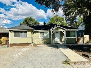 Building Photo - Big 6 bedroom house near campus!