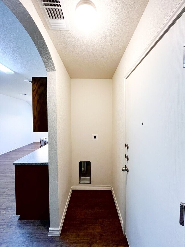 Building Photo - 1519 Justin Lp