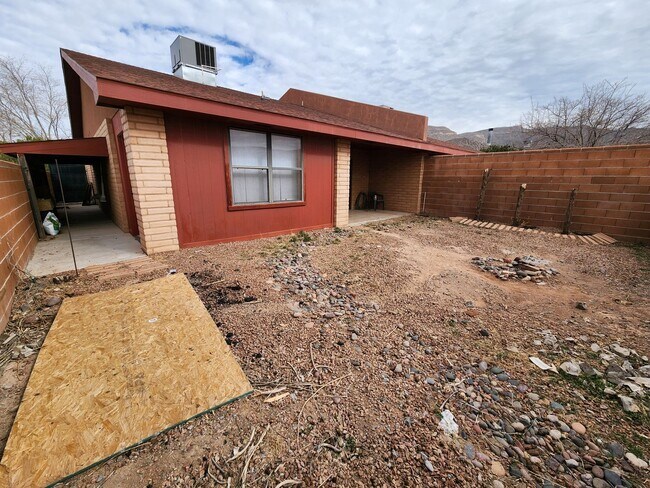 Building Photo - 2100 Hickory Dr