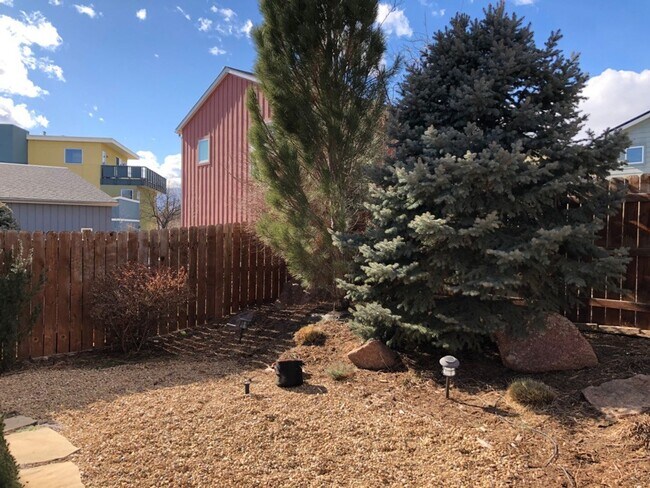 Building Photo - Stunning 3 bed, 3 bath in Holiday Neighborhood! Available July 5th!