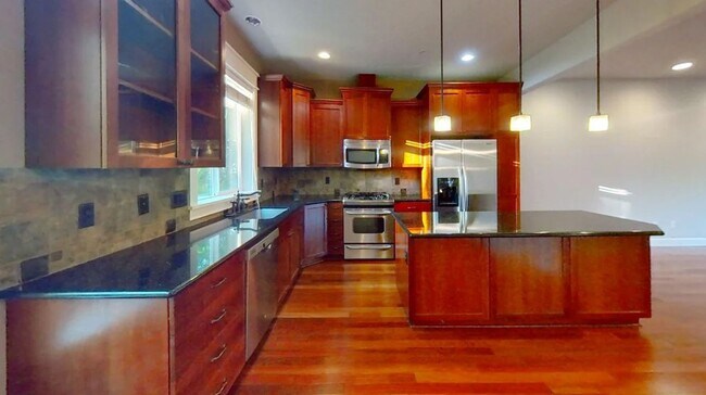Building Photo - Happy Valley Townhome! 2Bed + Den/Office w/ 2.5 Bath ~ Garage, Washer/Dryer ~ Convenient to PDX A...