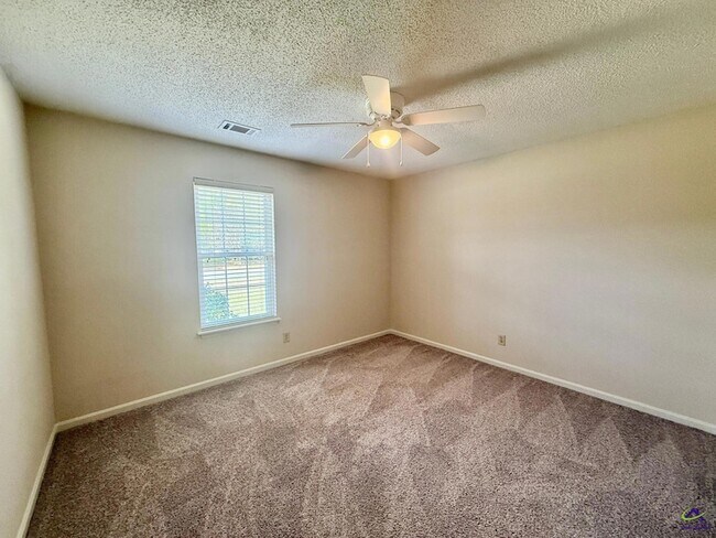 Building Photo - 104 Water Dr