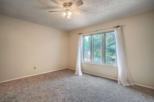 Building Photo - August 2026 Lakewood 5 Bedroom 2.5 Bathroom House with HUGE Backyard
