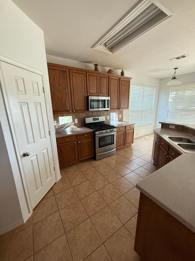 Building Photo - MOVE IN SPECIAL! $500.00 OFF 1ST FULL RENT!!Brick Home 4 bed 3.5 bath 2 car garage