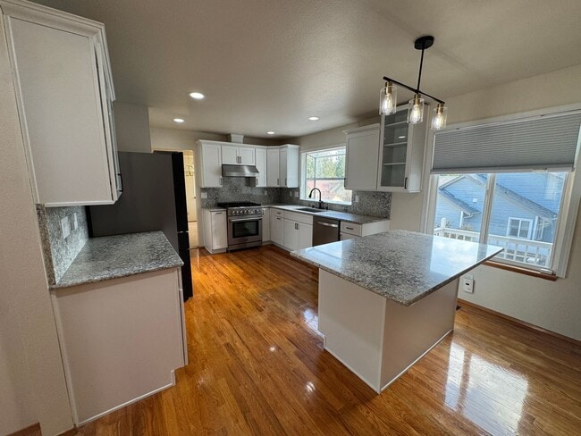 Building Photo - HEART OF SILVERDALE - 4BED 3 BATH HOME