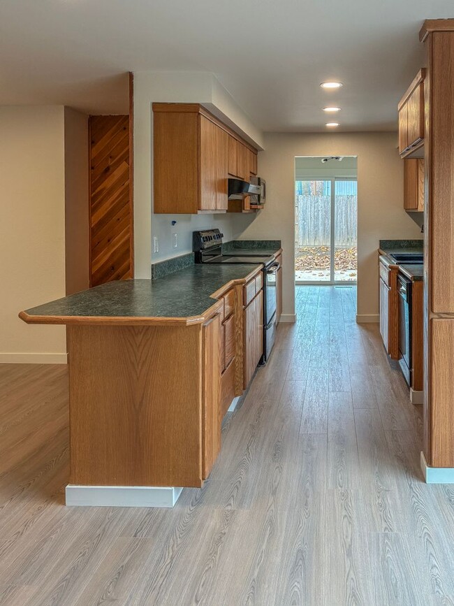 Building Photo - 3 Bedroom 2 Bath in Scappoose- Do Not Miss...