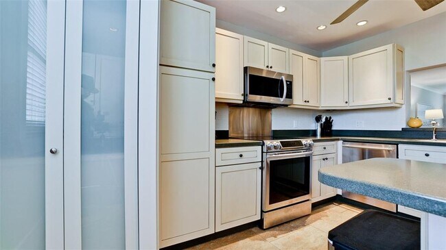 Building Photo - 401 Palm Tree Dr