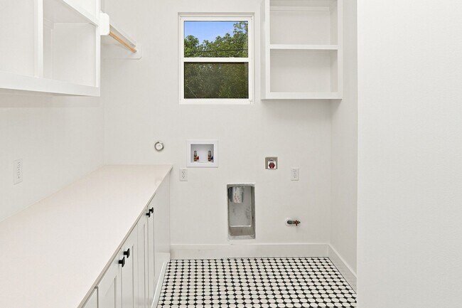 Building Photo - 1500 Sylvan Glade