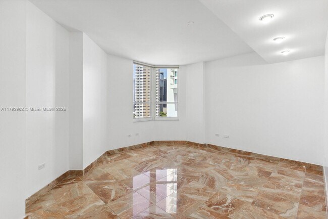 Building Photo - 888 Brickell Key Dr