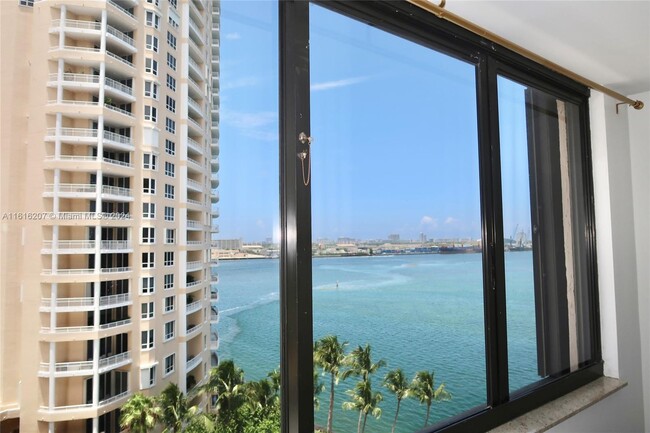 Building Photo - 540 Brickell Key Dr