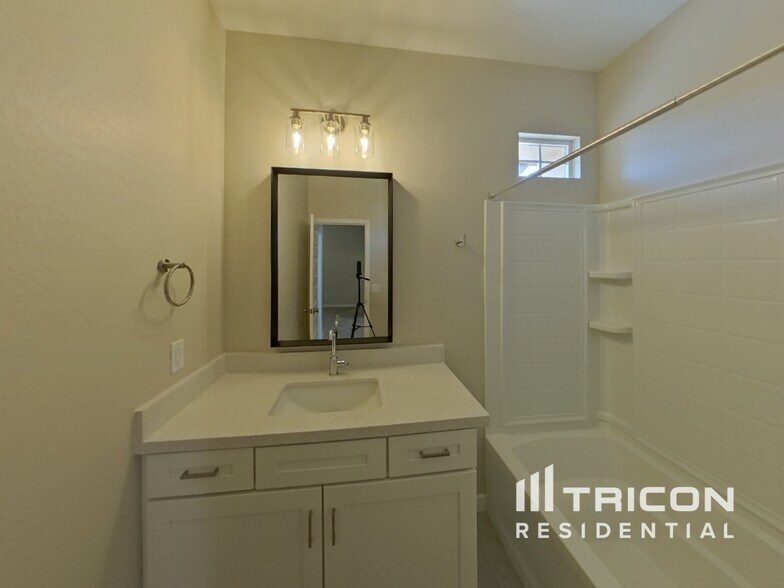 Building Photo - 4551 E Gary St