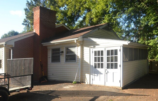 Building Photo - 3 BR Home in Madison Heights Available Immediately