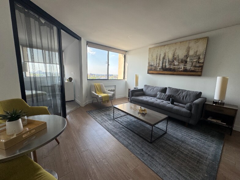 Building Photo - 2619 N Clark St