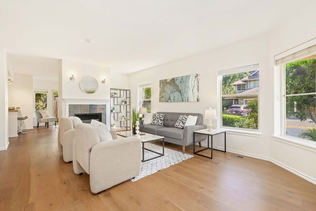 Building Photo - Must-see property that still feels brand new